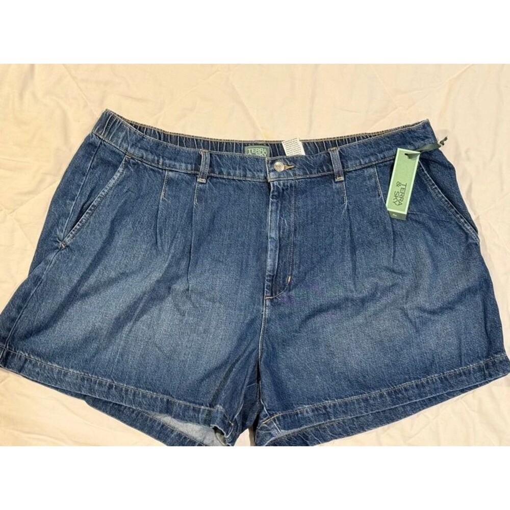 Women’s plus size denim shorts